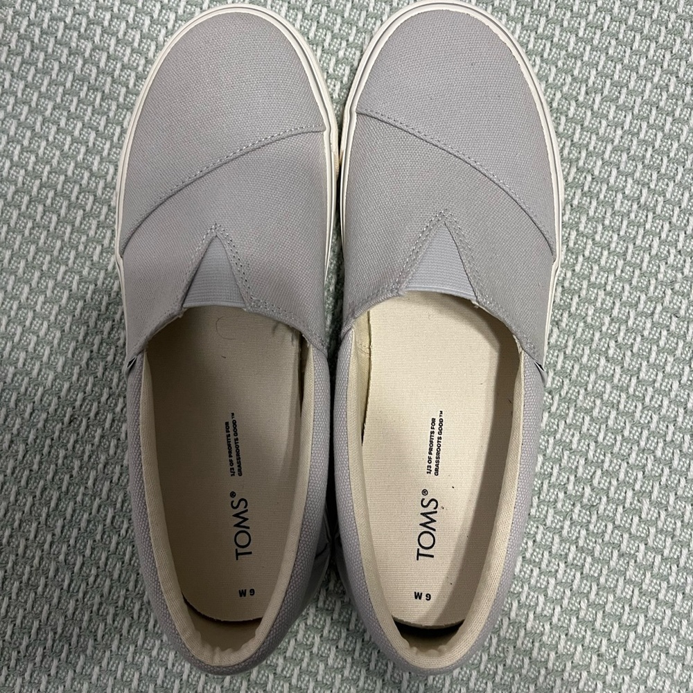 Tom’s women’s size 9 slip on shoes NWOT